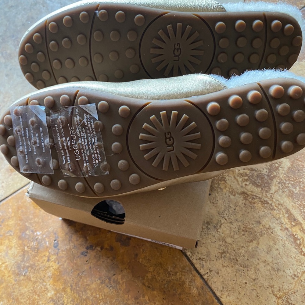 UGG NEW LADIES GOLD SLIDES SIZE9 - Picture 3 of 6